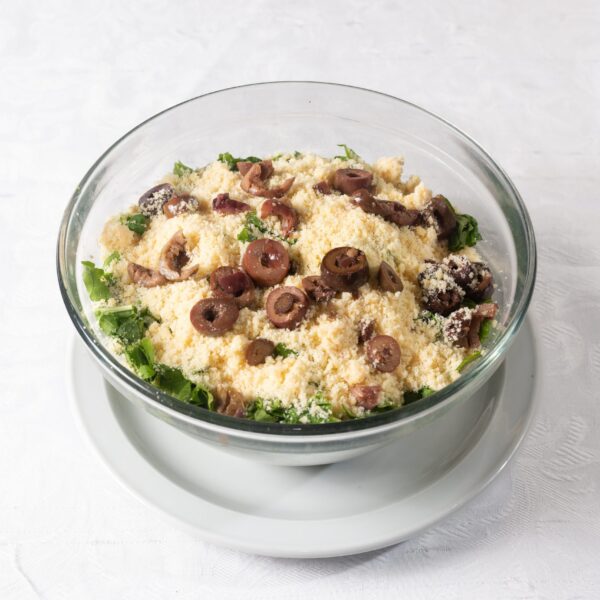Rúcula y parmesano con aceitunas negras