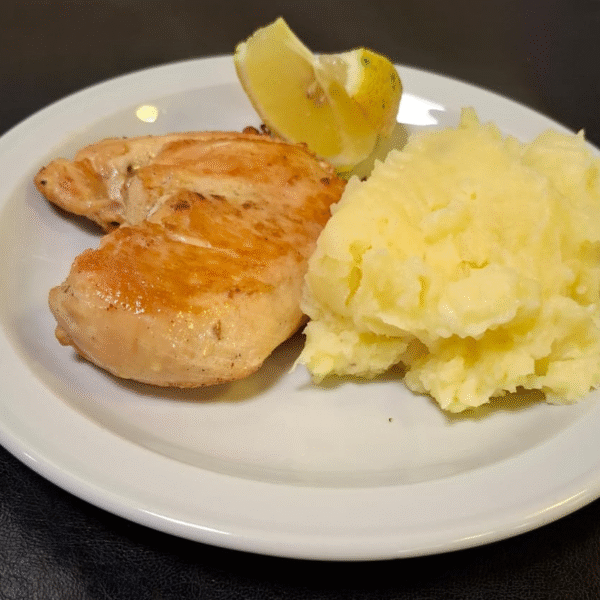 Pechuga de pollo grillé o a la crema con guarnición